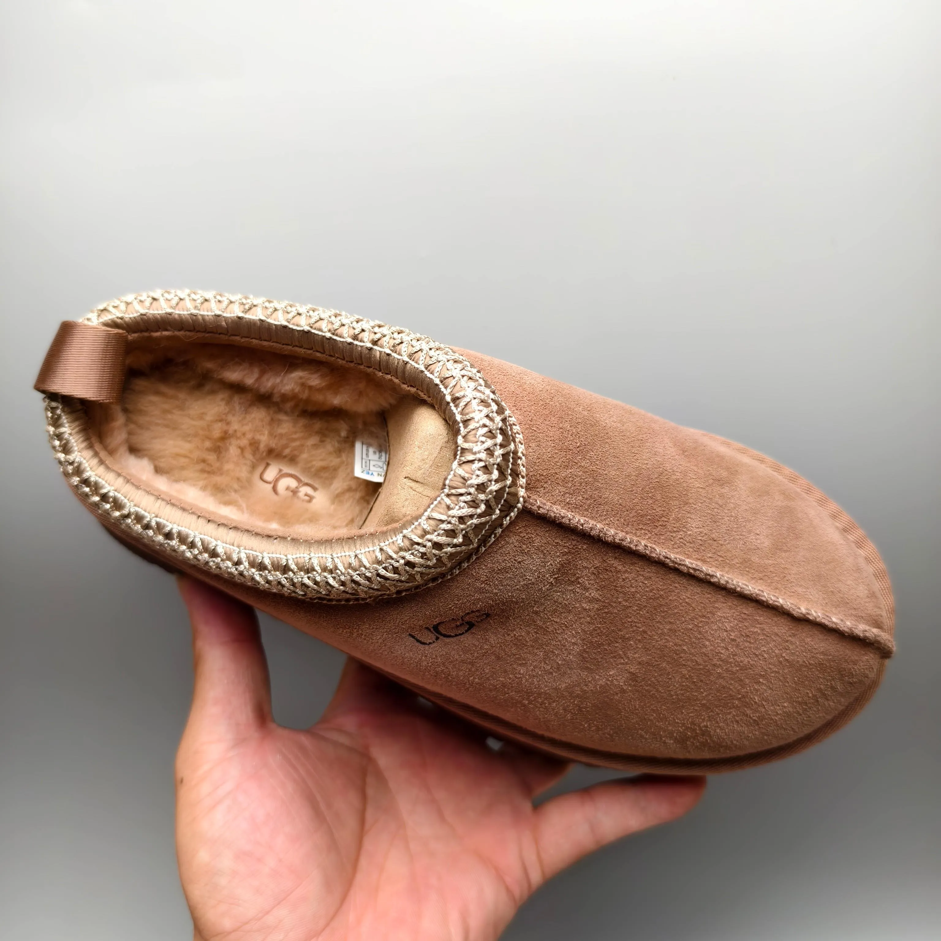 💰440 UGG sheepskin all-in-one snow boots 2553 co-branded national trend style thick-soled one-leg women’s snow boots🐾~ 🍭 A co-branded trendy item launched with well-known designer brands Feng Chen Wang and TELFAR. Zhou Dongyu & Wang Jiaer’s same style Fang Kete boots. The slip-on design makes it easy to put on and take off, and can be used indoors or outdoors. The exotic edging design is eye-catching, and it is definitely worth buying~ 🍭Material: cowhide➕sheep fur Outsole: rubber (light wing technology) 🍭Color: black, maroon, sand, dark green, light gray, chocolate, beige, walnut, brown, dark gray, red 🍭Number of codes: 35-42